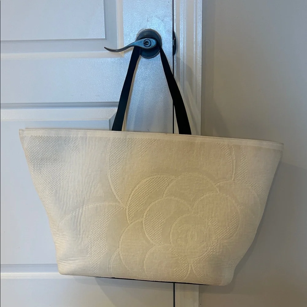 Chanel Elegant Cream Tote / beach Bag with tags! - Picture 2 of 16